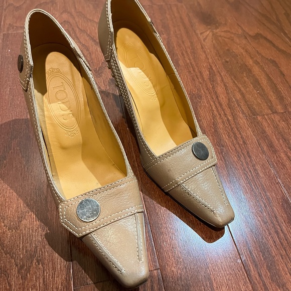 Tod’s nude 3inch heels - Picture 2 of 10